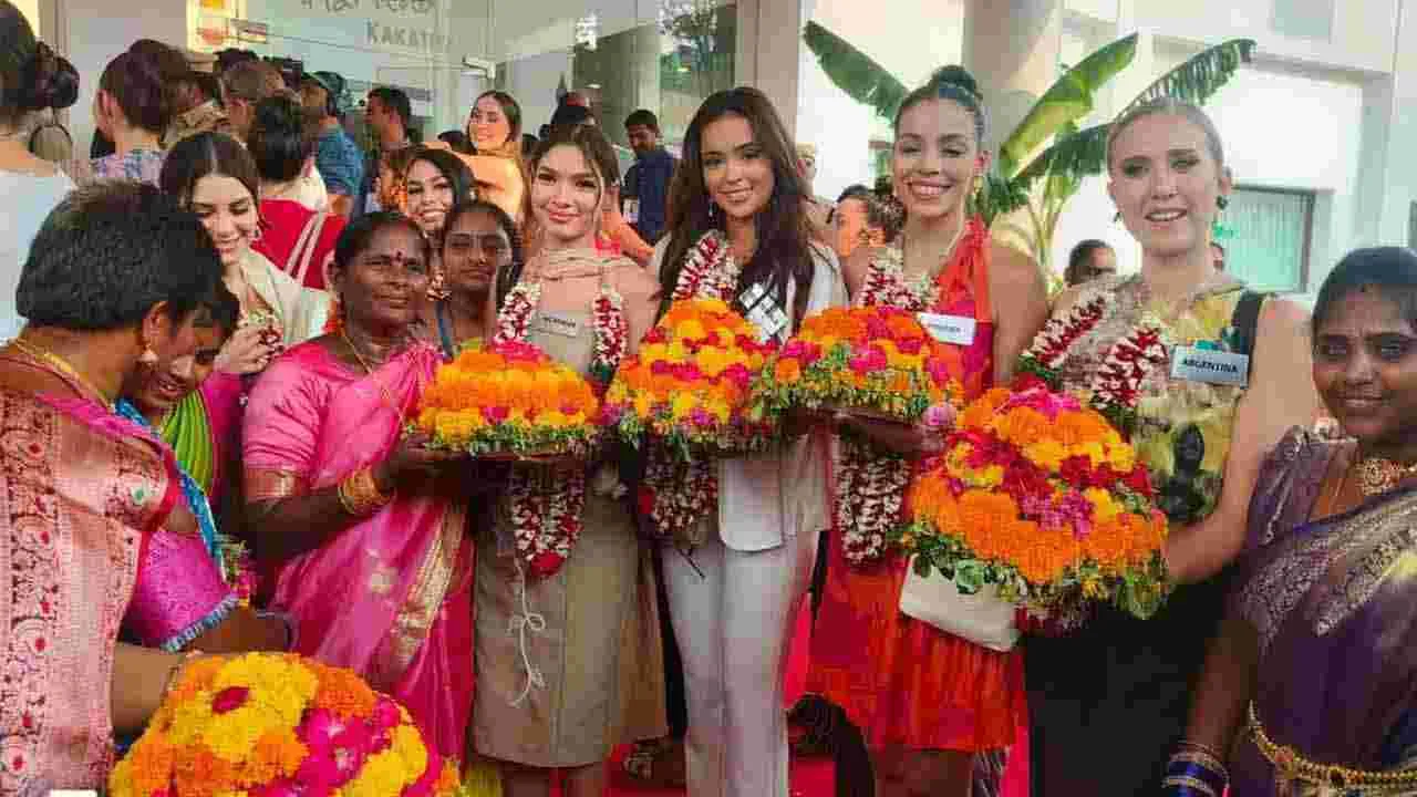 బతుకమ్మ ఆడిన సుందరీమణులు