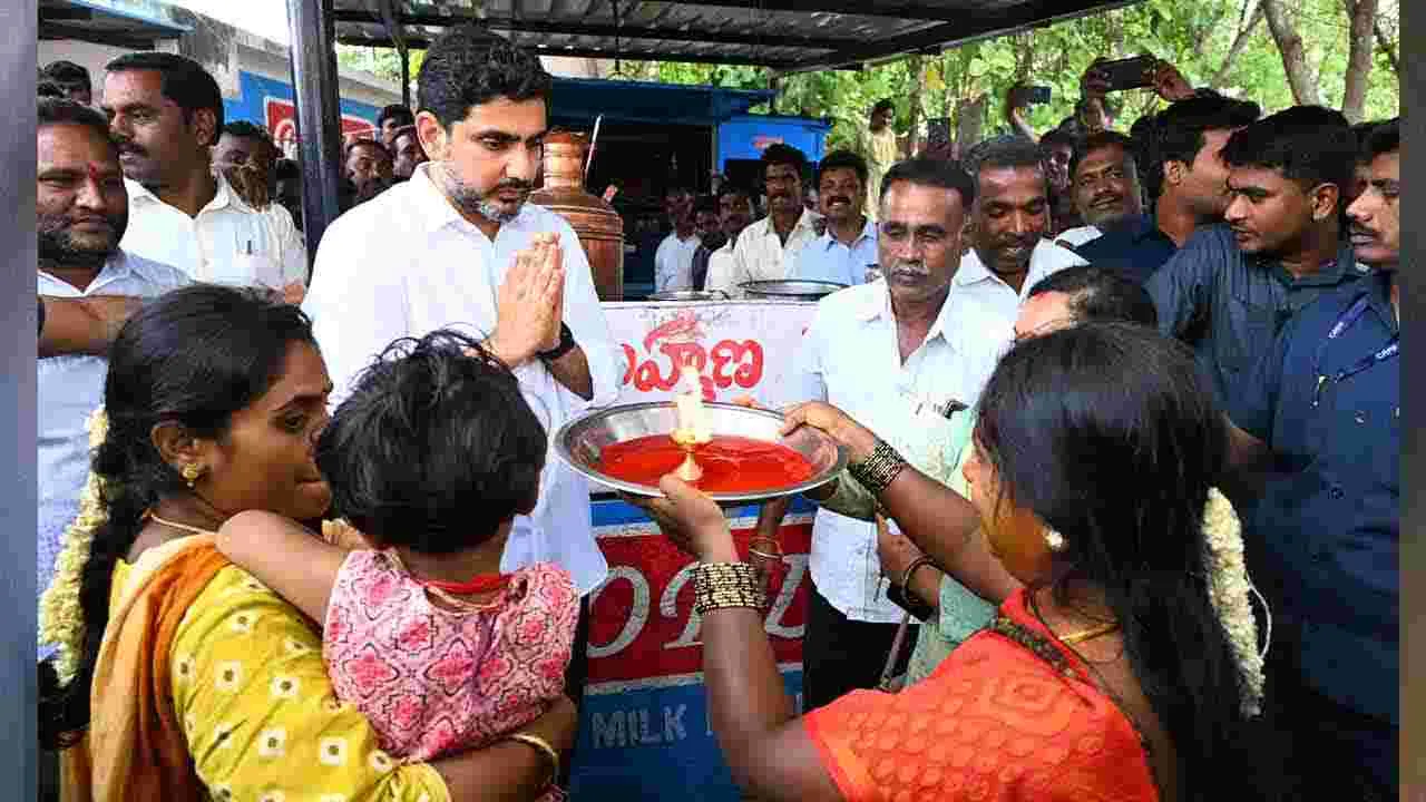 టీడీపీ కార్యకర్త కొట్టుకెళ్లి టీ తాగిన మంత్రి లోకేష్..