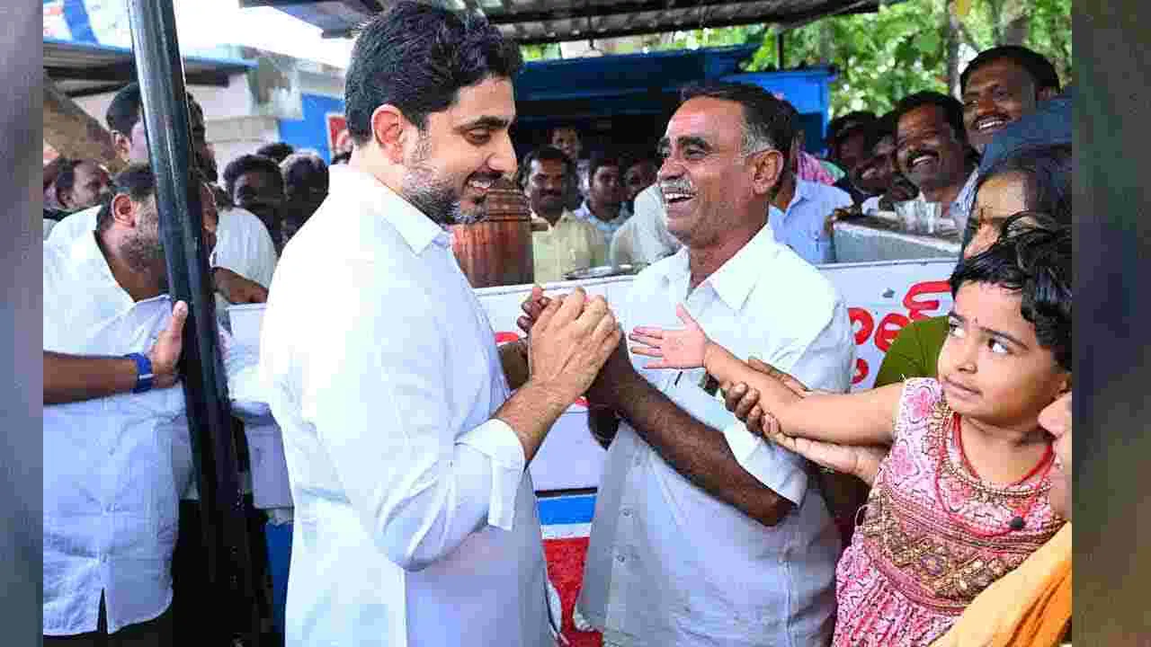 టీడీపీ కార్యకర్త కొట్టుకెళ్లి టీ తాగిన మంత్రి లోకేష్..