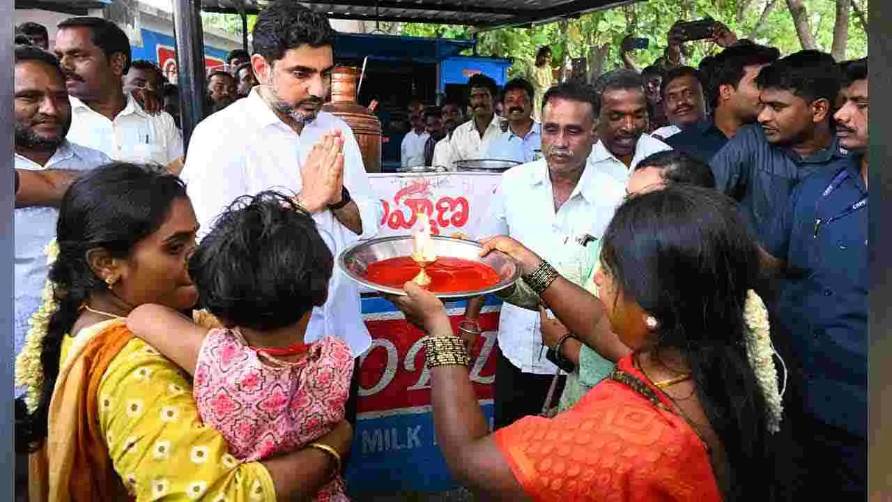 టీడీపీ కార్యకర్త కొట్టుకెళ్లి టీ తాగిన మంత్రి లోకేష్..