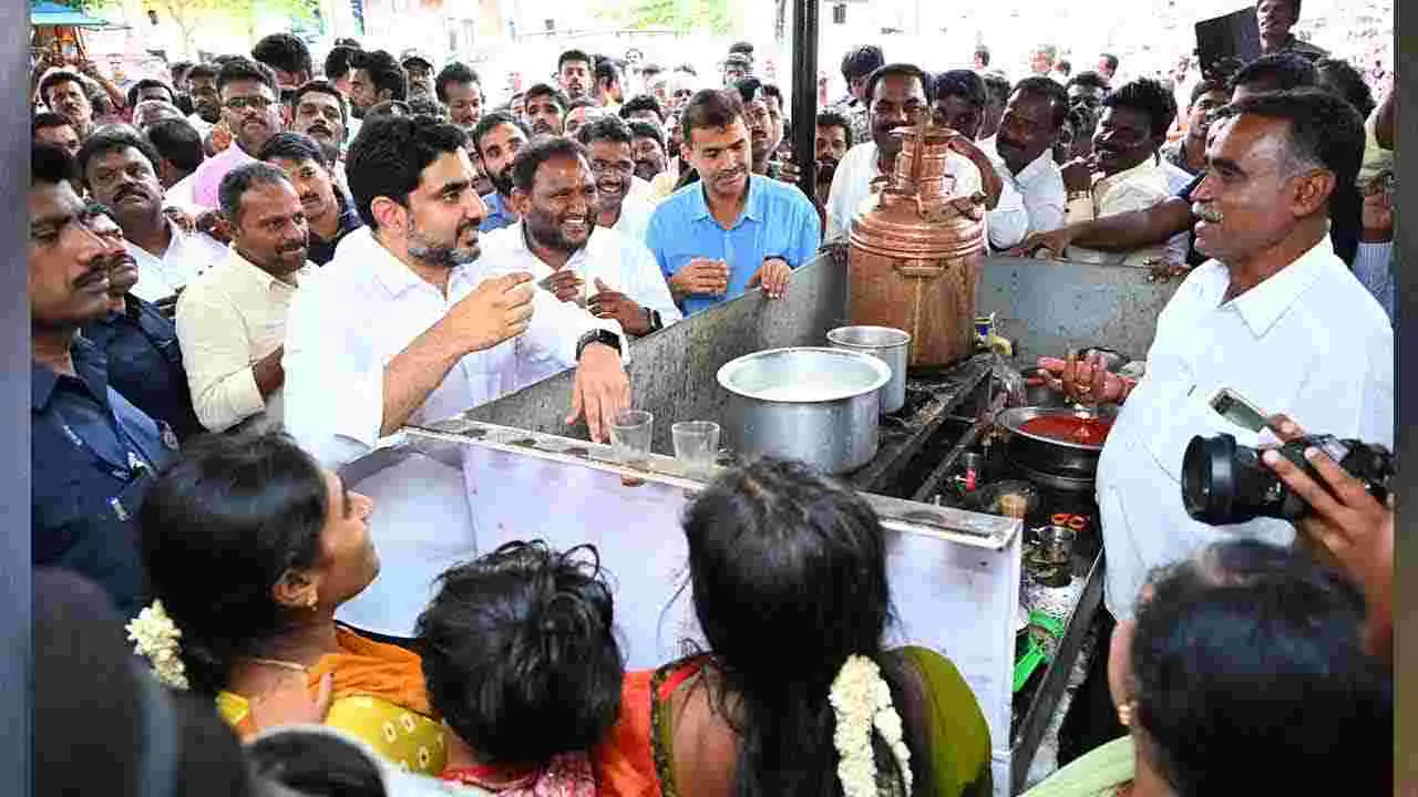 టీడీపీ కార్యకర్త కొట్టుకెళ్లి టీ తాగిన మంత్రి లోకేష్..