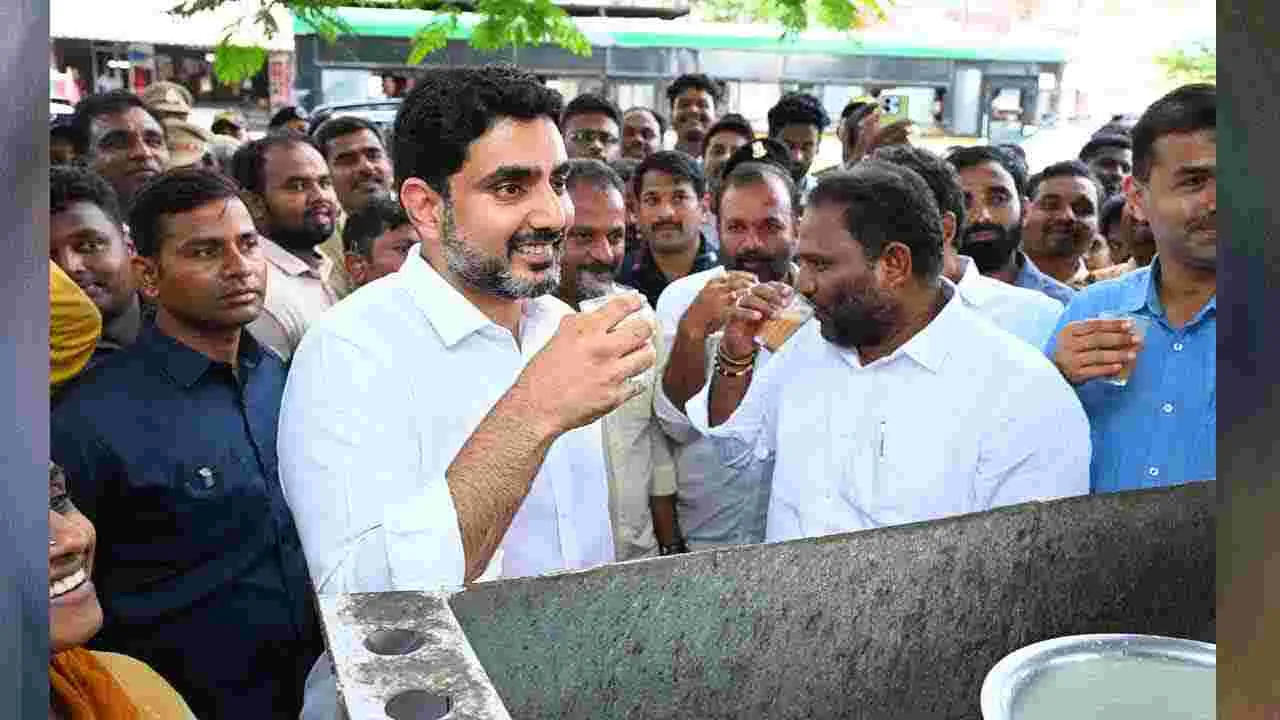 టీడీపీ కార్యకర్త కొట్టుకెళ్లి టీ తాగిన మంత్రి లోకేష్..