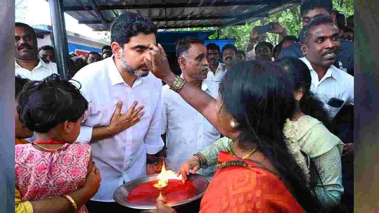 టీడీపీ కార్యకర్త కొట్టుకెళ్లి టీ తాగిన మంత్రి లోకేష్..