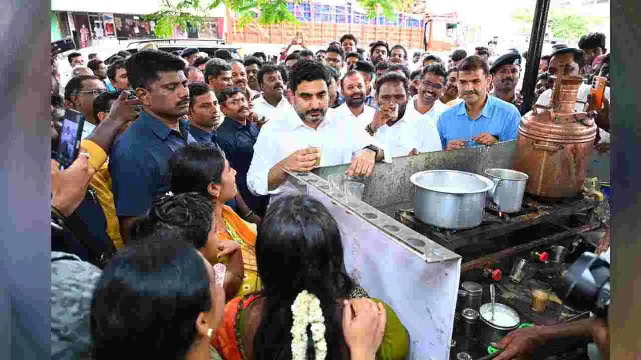 టీడీపీ కార్యకర్త కొట్టుకెళ్లి టీ తాగిన మంత్రి లోకేష్..