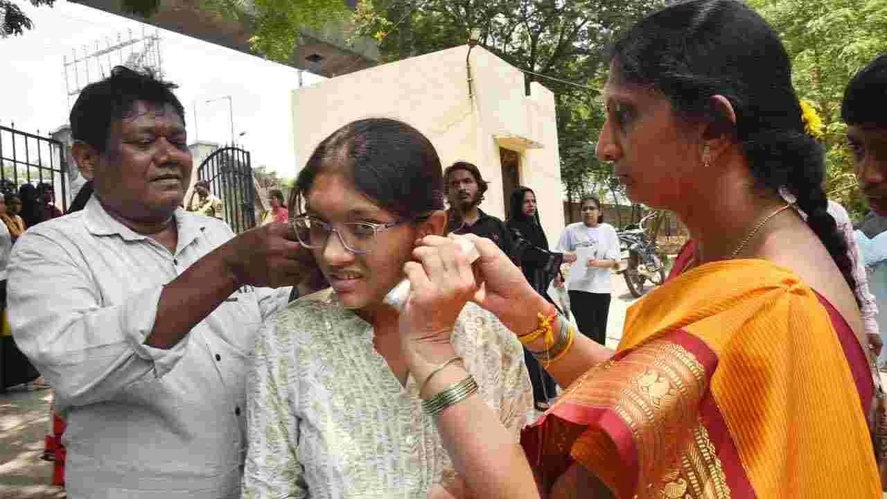 NEET Exam: తెలుగు రాష్ట్రాల్లో ప్రశాంతంగా నీట్.. పరీక్ష కేంద్రాల వద్ద భారీ బందోబస్తు