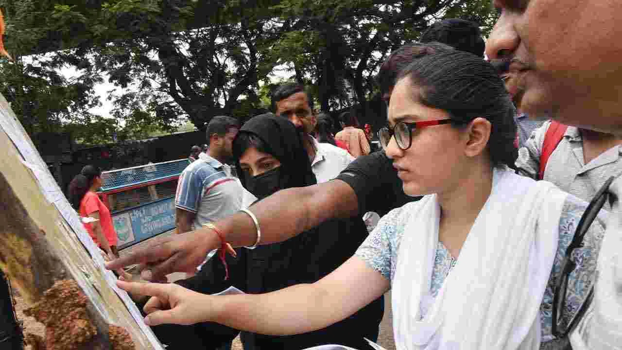 NEET Exam: తెలుగు రాష్ట్రాల్లో ప్రశాంతంగా నీట్.. పరీక్ష కేంద్రాల వద్ద భారీ బందోబస్తు