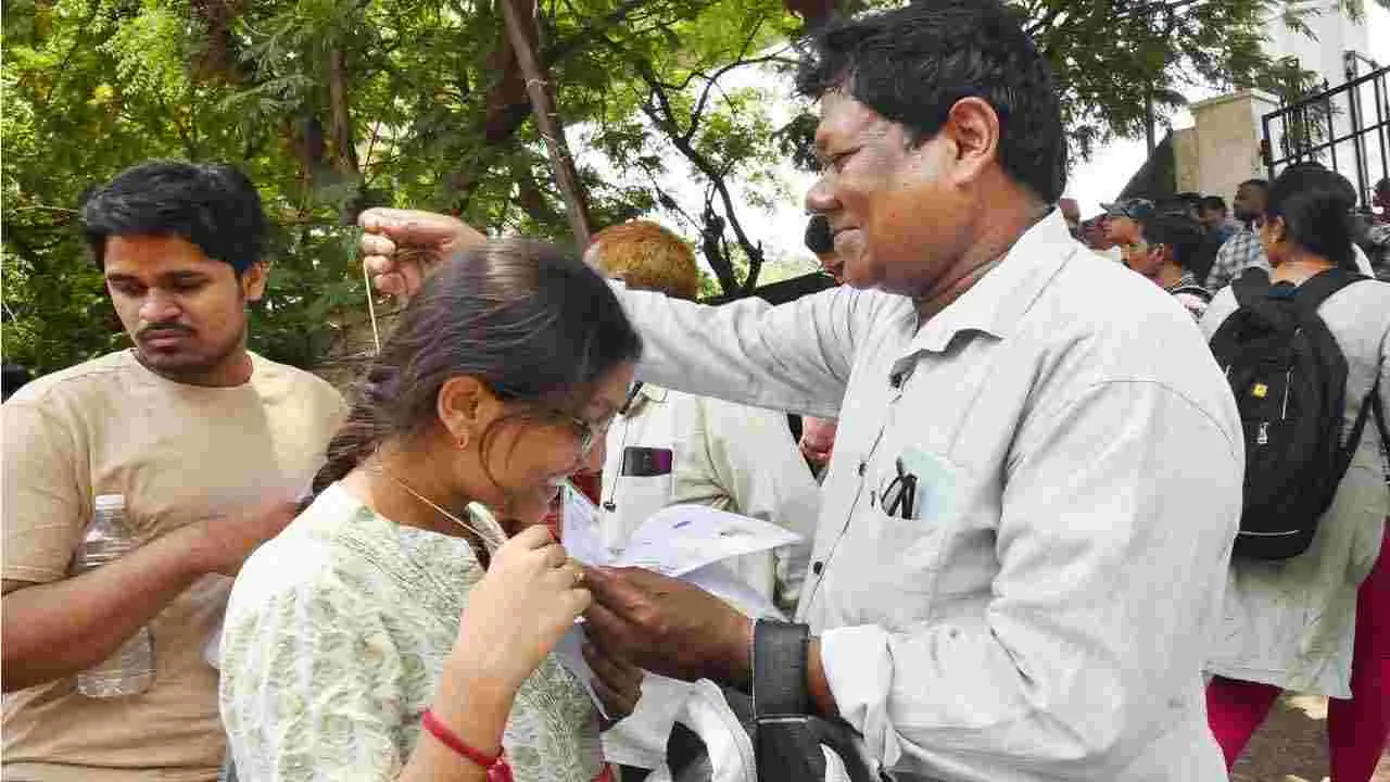 NEET Exam: తెలుగు రాష్ట్రాల్లో ప్రశాంతంగా నీట్.. పరీక్ష కేంద్రాల వద్ద భారీ బందోబస్తు