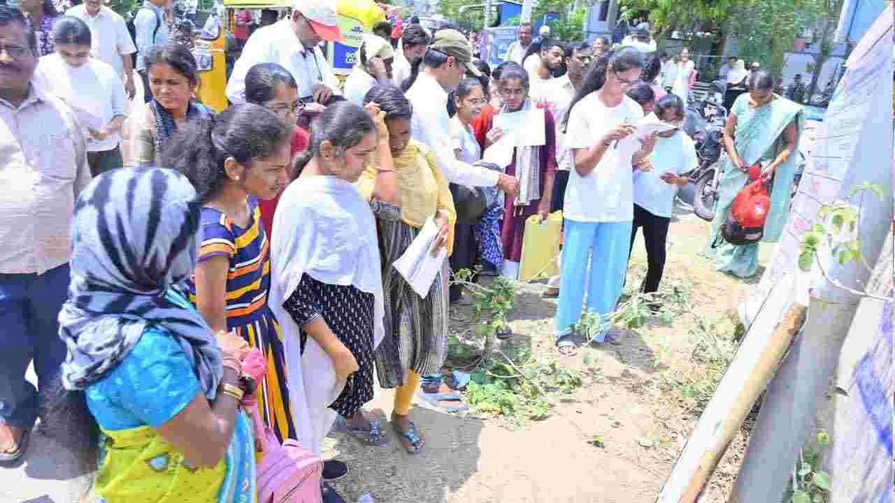 NEET Exam: తెలుగు రాష్ట్రాల్లో ప్రశాంతంగా నీట్.. పరీక్ష కేంద్రాల వద్ద భారీ బందోబస్తు