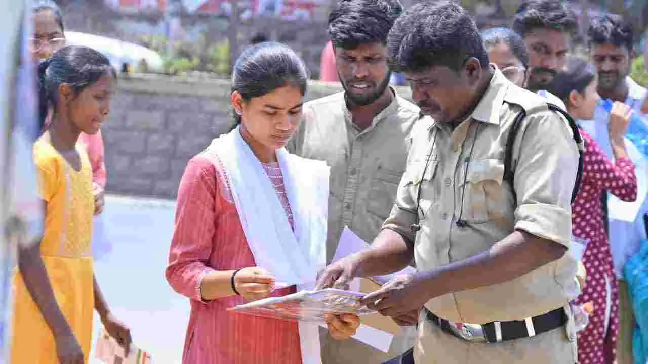 NEET Exam: తెలుగు రాష్ట్రాల్లో ప్రశాంతంగా నీట్.. పరీక్ష కేంద్రాల వద్ద భారీ బందోబస్తు