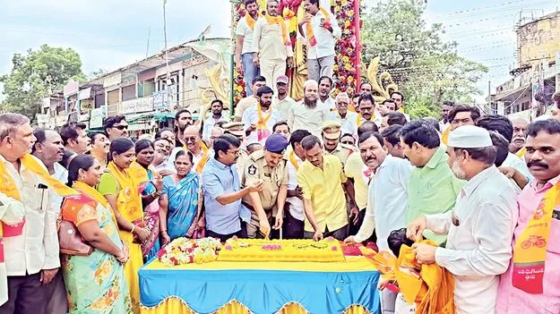 ప్రజల గుండెల్లో ఎన్టీఆర్‌