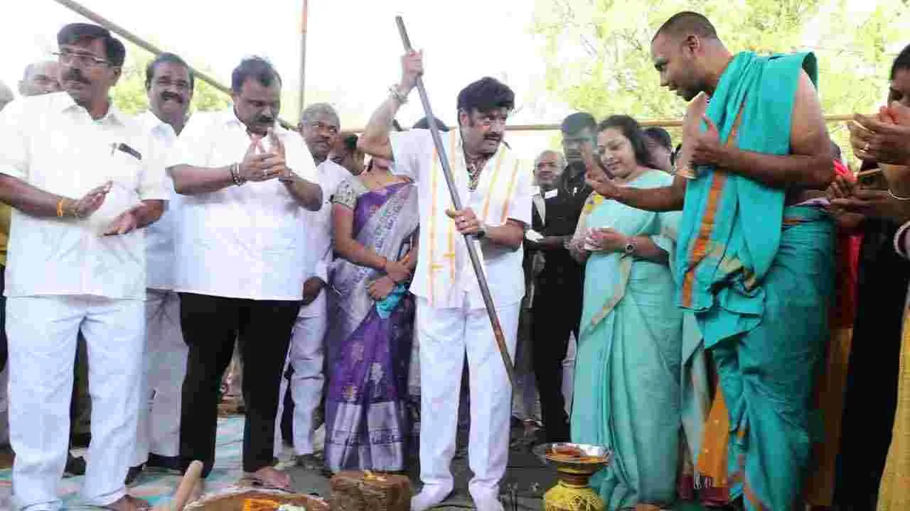Balakrishna:హిందూపురంలో ఇళ్ల పట్టాల పంపిణీ.. పాల్గొన్న నందమూరి బాలకృష్ణ