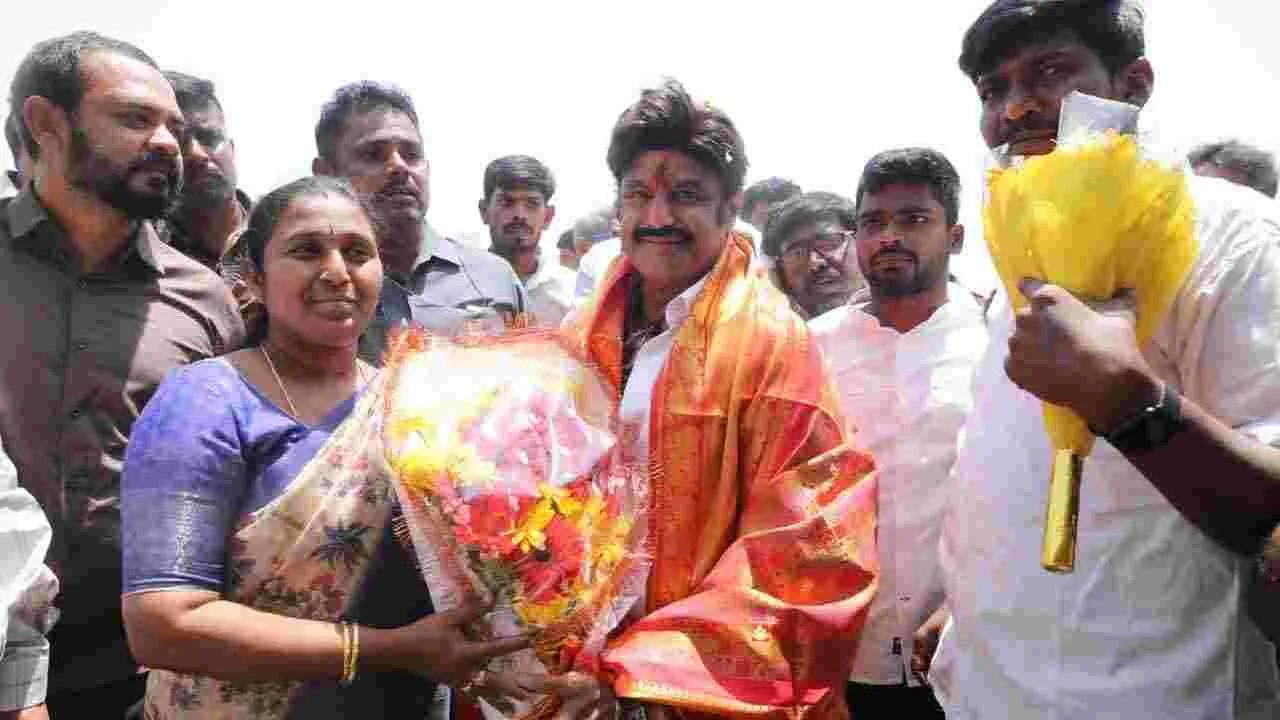 Balakrishna:హిందూపురంలో ఇళ్ల పట్టాల పంపిణీ.. పాల్గొన్న నందమూరి బాలకృష్ణ