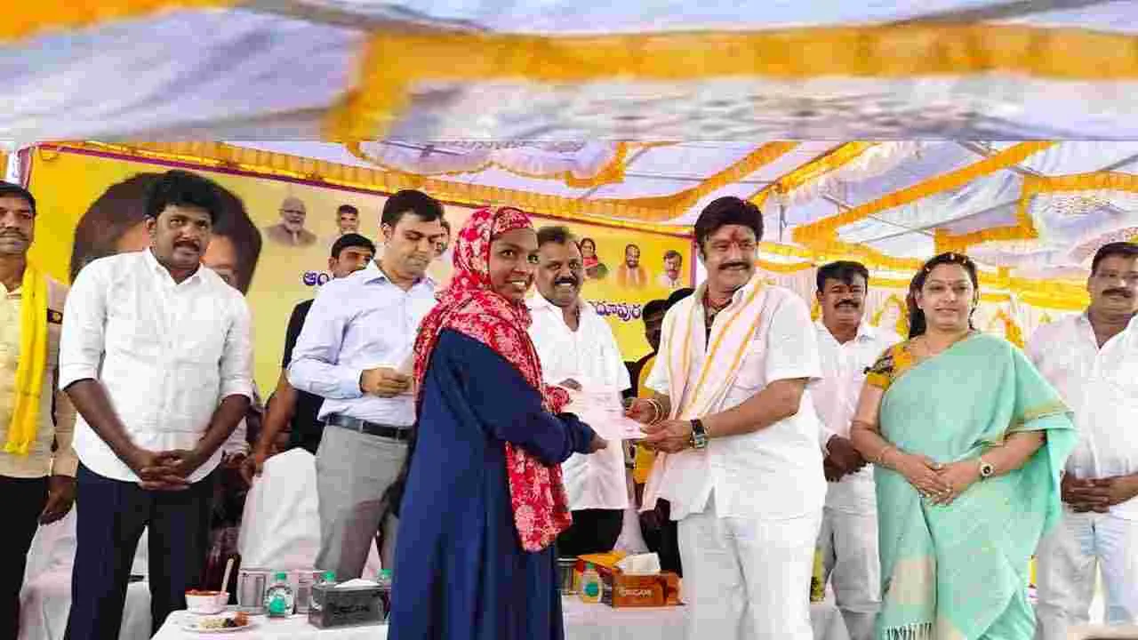 Balakrishna:హిందూపురంలో ఇళ్ల పట్టాల పంపిణీ.. పాల్గొన్న నందమూరి బాలకృష్ణ