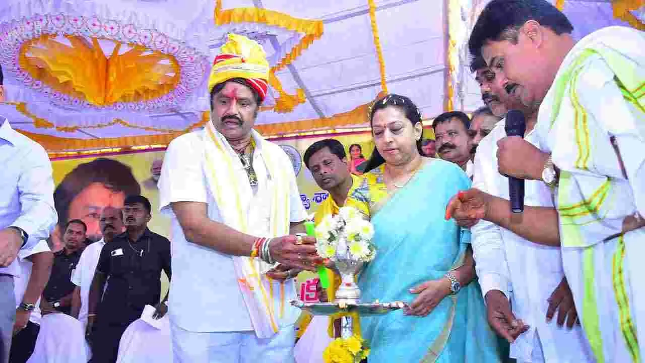 Balakrishna:హిందూపురంలో ఇళ్ల పట్టాల పంపిణీ.. పాల్గొన్న నందమూరి బాలకృష్ణ