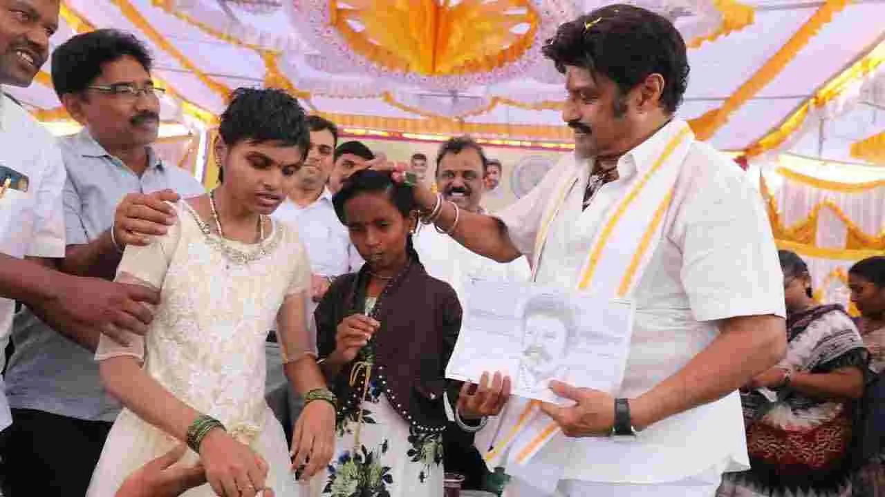 Balakrishna:హిందూపురంలో ఇళ్ల పట్టాల పంపిణీ.. పాల్గొన్న నందమూరి బాలకృష్ణ