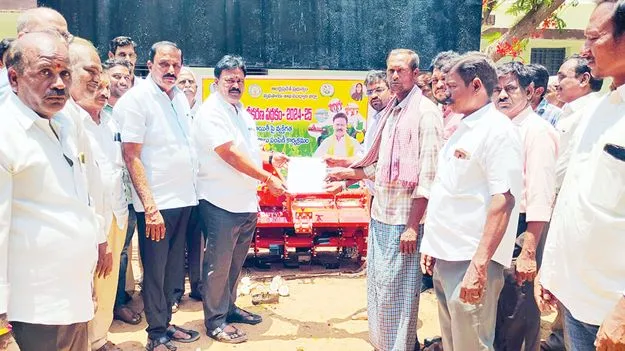 ప్రజలకు అందుబాటులో ఉండాలి