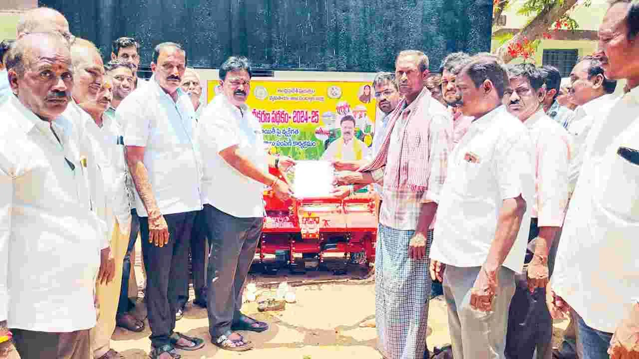 ప్రజలకు అందుబాటులో ఉండాలి