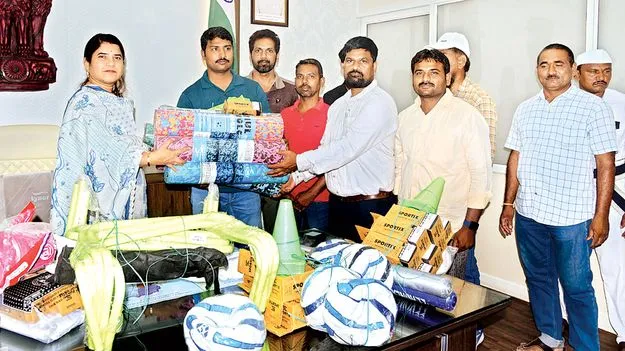  క్రీ డా సామగ్రి పంపిణీ