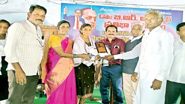 విద్యార్థులకు ప్రతిభా పురస్కారాలు