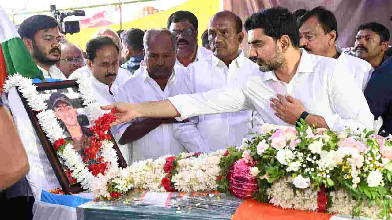 అధికార లాంఛనాలతో మురళీ నాయక్ అంత్యక్రియలు.. నివాళులర్పించిన మంత్రులు