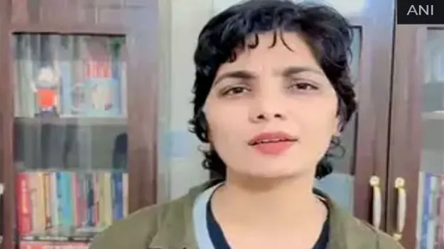 Bhojpuri singer Neha: భోజ్‌పురి గాయని.. నేహా సింగ్ రాథోడ్ సంచలన వ్యాఖ్యలు.. చివరికి..