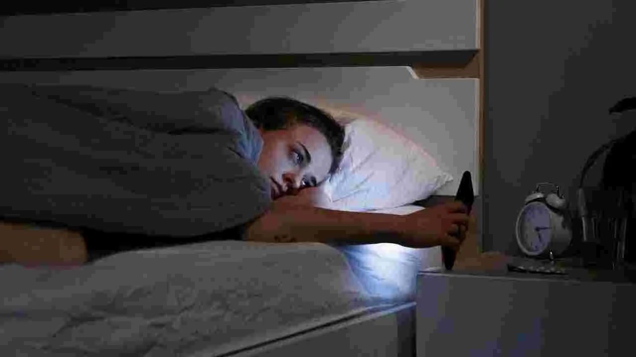 Sleeping Habits: లైట్లు వేసుకుని నిద్రపోతున్నారా.. అయితే మీరు డేంజర్లో పడ్డట్లే..