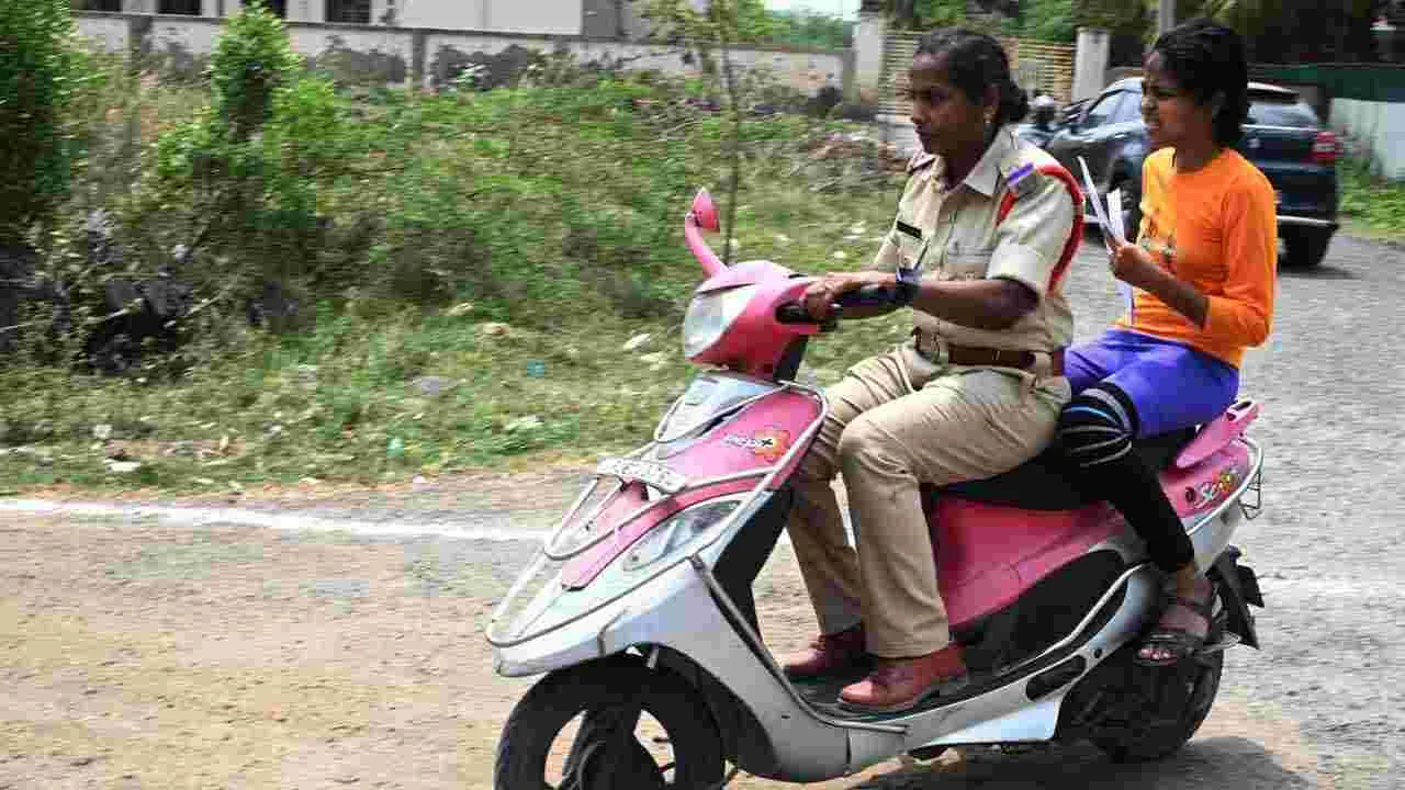 NEET Exam: తెలుగు రాష్ట్రాల్లో ప్రశాంతంగా నీట్.. పరీక్ష కేంద్రాల వద్ద భారీ బందోబస్తు