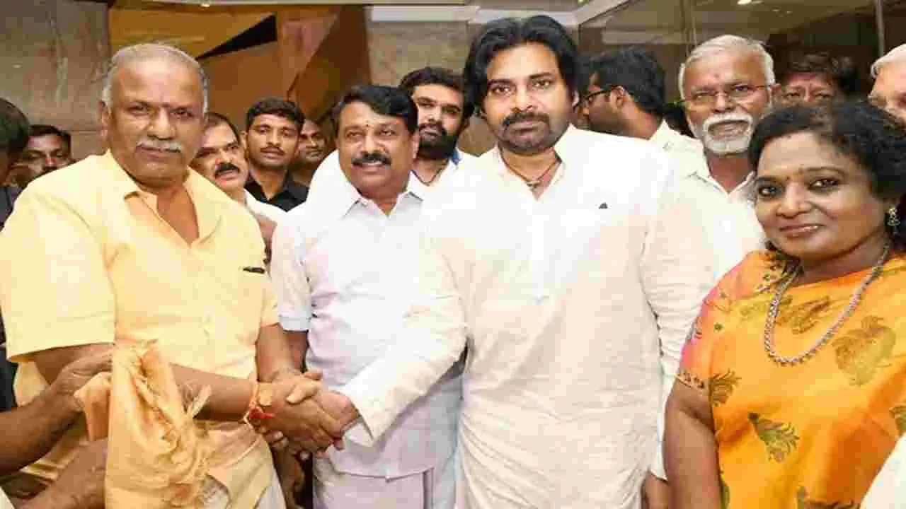 Pawan Kalyan: చెన్నైకు పవన్ కల్యాణ్.. ఘనస్వాగతం పలికిన నేతలు