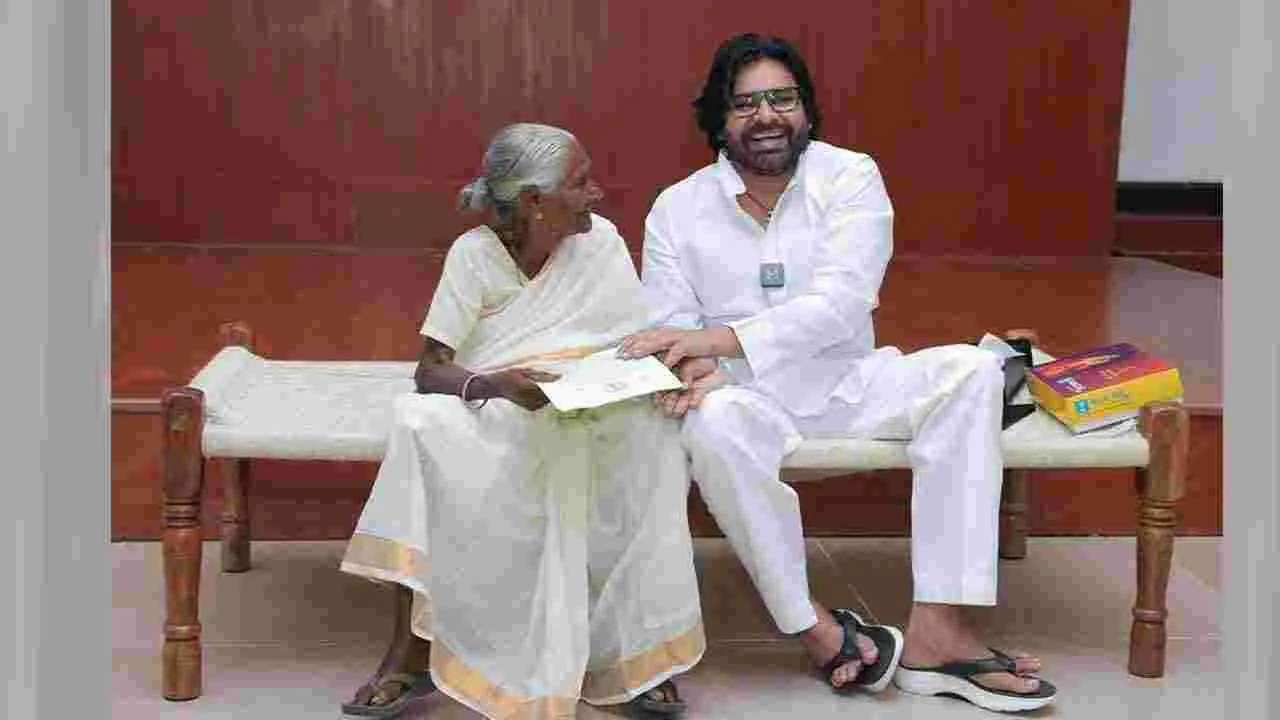 Pawan Kalyan: వృద్ధురాలి ప్రేమకు ముగ్ధులైన పవన్ కల్యాణ్