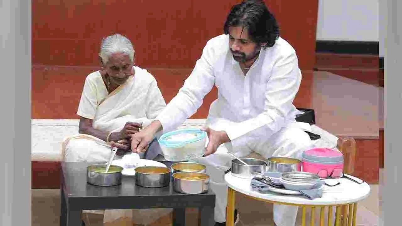Pawan Kalyan: వృద్ధురాలి ప్రేమకు ముగ్ధులైన పవన్ కల్యాణ్