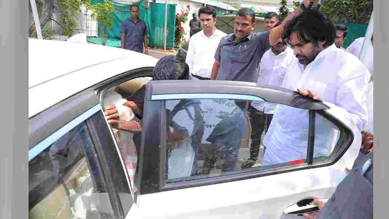 Pawan Kalyan: వృద్ధురాలి ప్రేమకు ముగ్ధులైన పవన్ కల్యాణ్