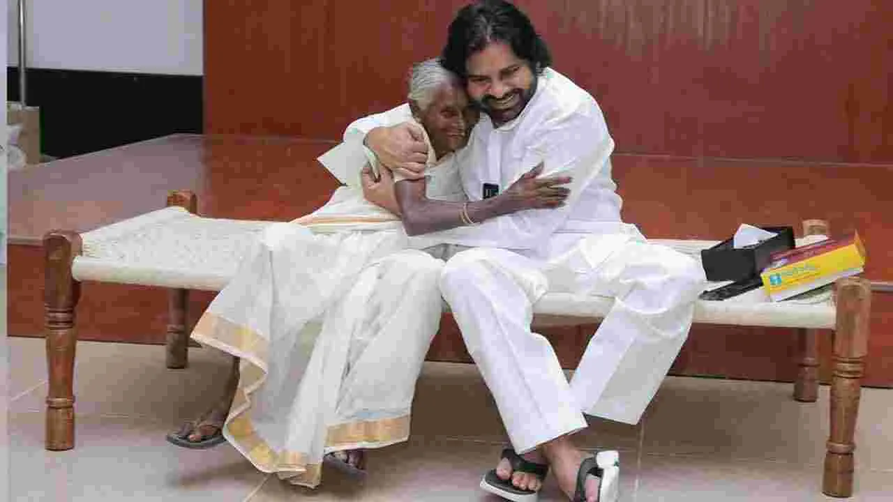 Pawan Kalyan: వృద్ధురాలి ప్రేమకు ముగ్ధులైన పవన్ కల్యాణ్