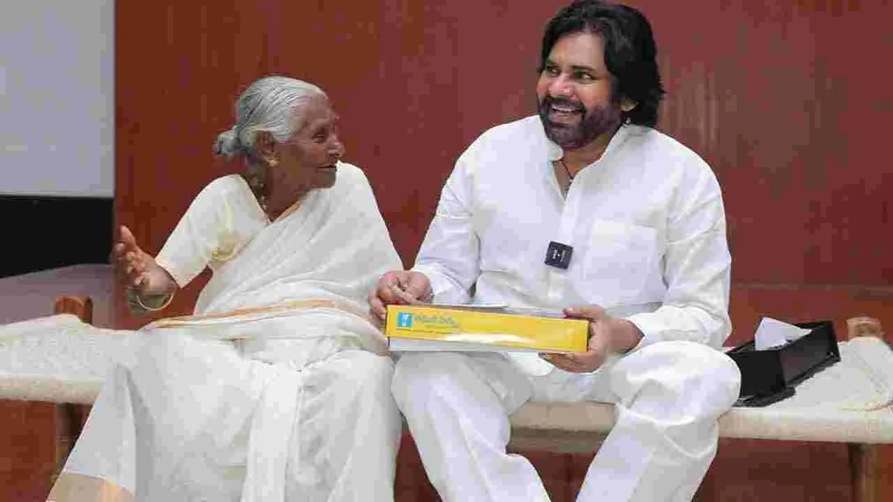 Pawan Kalyan: వృద్ధురాలి ప్రేమకు ముగ్ధులైన పవన్ కల్యాణ్