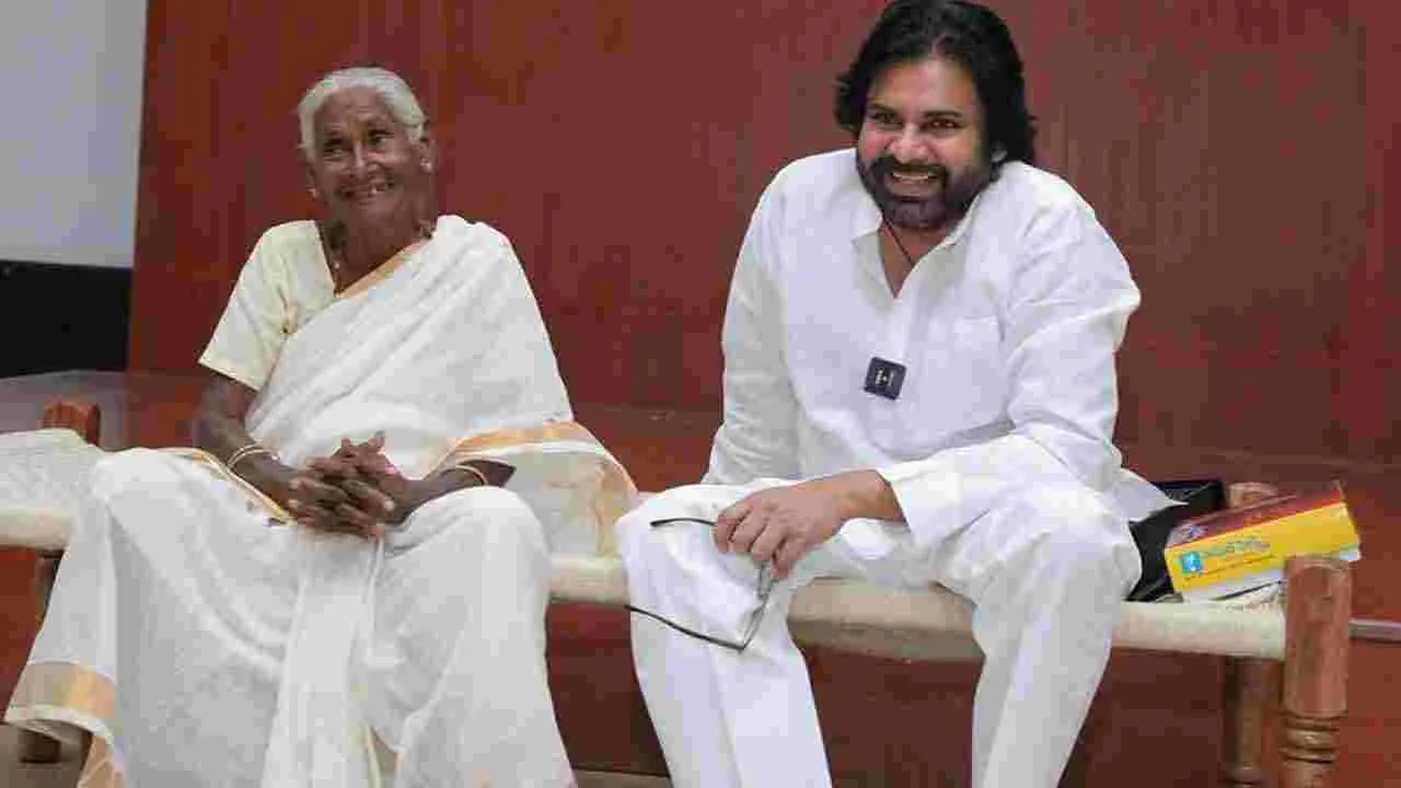 Pawan Kalyan: వృద్ధురాలి ప్రేమకు ముగ్ధులైన పవన్ కల్యాణ్