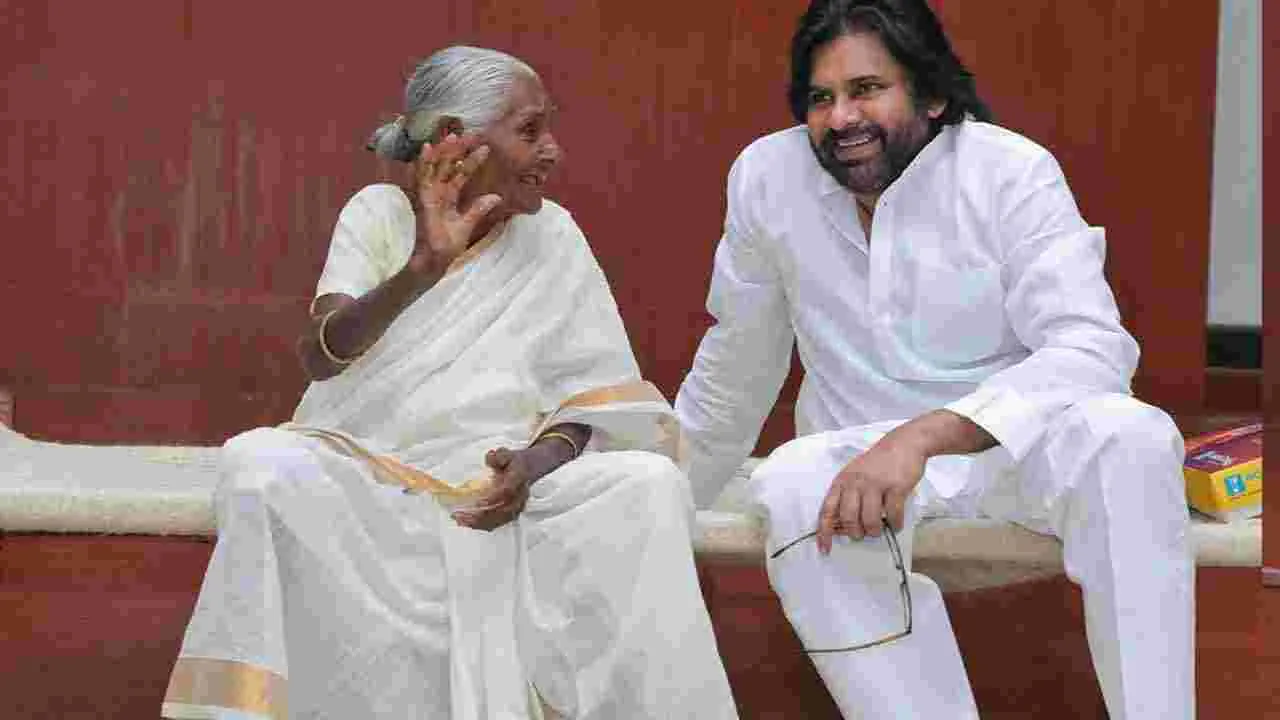 Pawan Kalyan: వృద్ధురాలి ప్రేమకు ముగ్ధులైన పవన్ కల్యాణ్