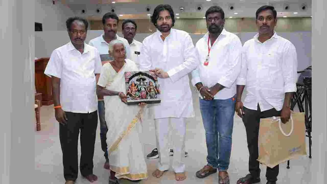 Pawan Kalyan: వృద్ధురాలి ప్రేమకు ముగ్ధులైన పవన్ కల్యాణ్
