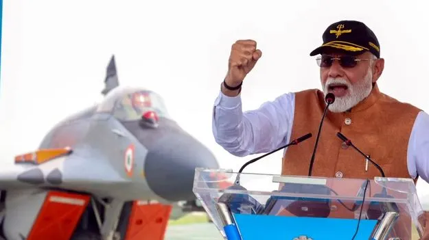 PM Modi: మోదీ సర్‌ప్రైజ్... ఆదంపూర్ ఎయిర్‌బేస్‌లో జవాన్లను కలిసిన ప్రధాని..