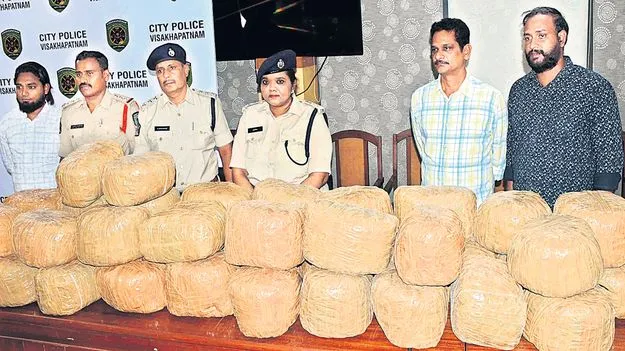 తవుడు ముసుగులోగంజాయి రవాణా