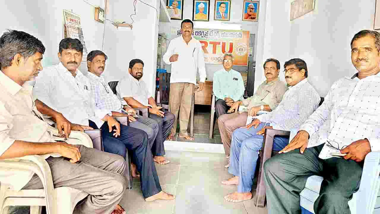 ఆర్జిత సెలవులు ఇవ్వాలి: పీఆర్‌టీయూ