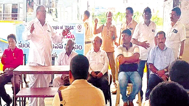 రద్దీ ప్రాంతాల్లో పిల్లల బాధ్యత తల్లిదండ్రులదే..