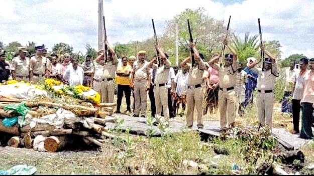 పోలీసు లాంఛనాలతో జవాన్‌ అంత్యక్రియలు