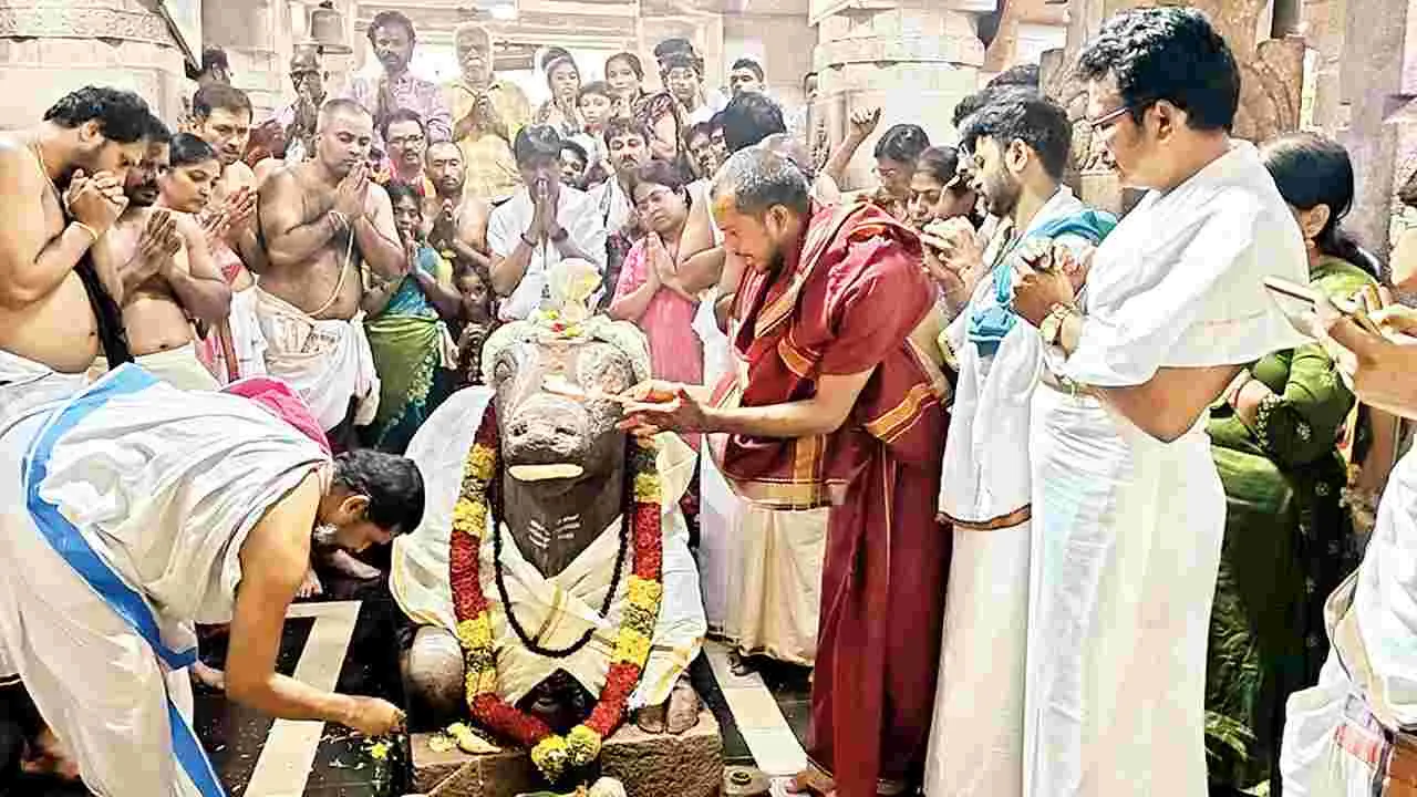 నందీశ్వరుడికి ప్రదోషకాల పూజలు 