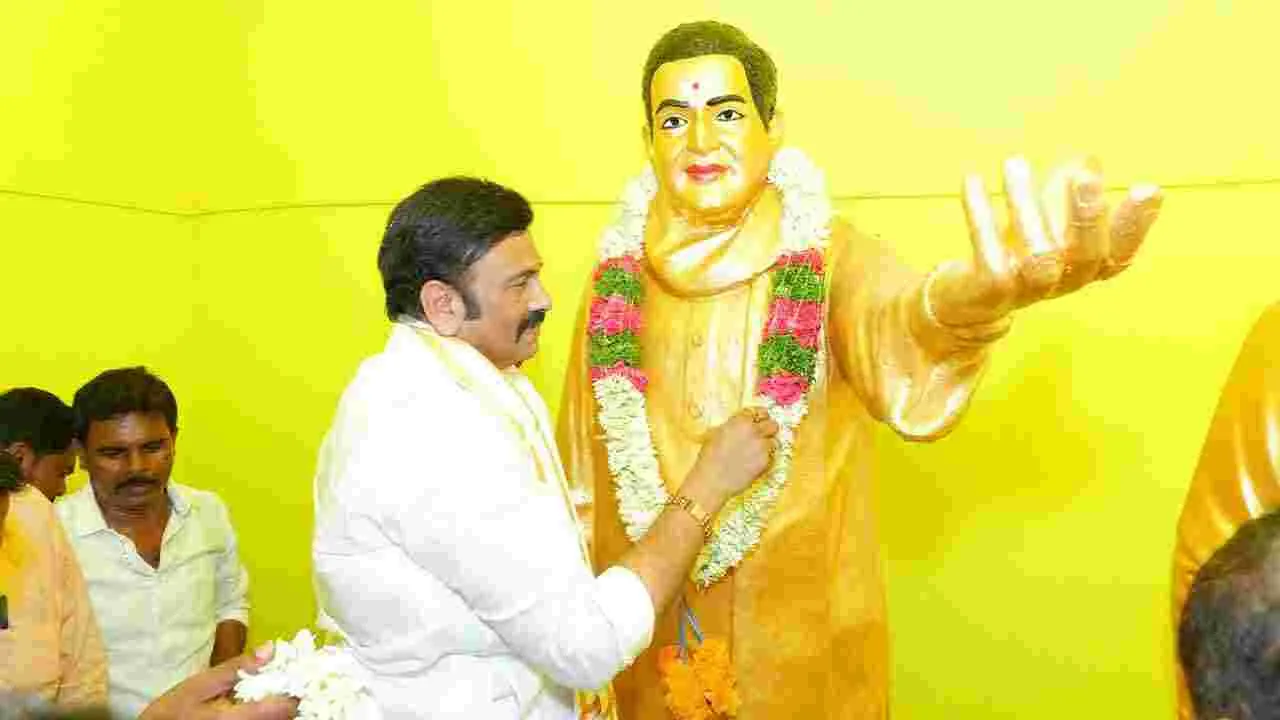 Raghurama: గుంటూరులో రతన్ టాటా విగ్రహాన్ని ఆవిష్కరించిన రఘురామ