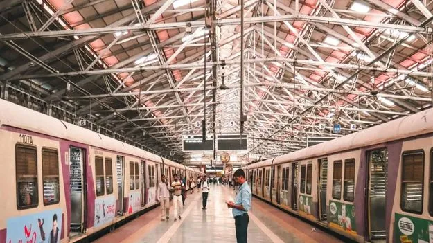 Railway station: జాగ్రత్త.. రైల్వే స్టేషన్లలో రీల్స్, వీడియోలు తీయడం నిషేధం..