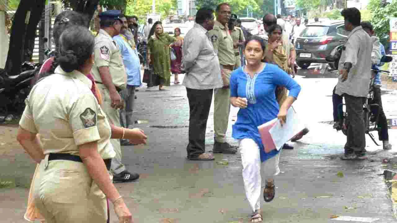 NEET Exam: తెలుగు రాష్ట్రాల్లో ప్రశాంతంగా నీట్.. పరీక్ష కేంద్రాల వద్ద భారీ బందోబస్తు