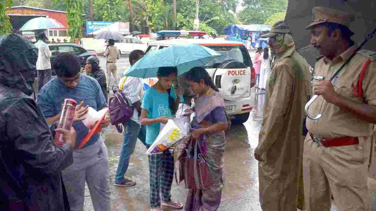 NEET Exam: తెలుగు రాష్ట్రాల్లో ప్రశాంతంగా నీట్.. పరీక్ష కేంద్రాల వద్ద భారీ బందోబస్తు