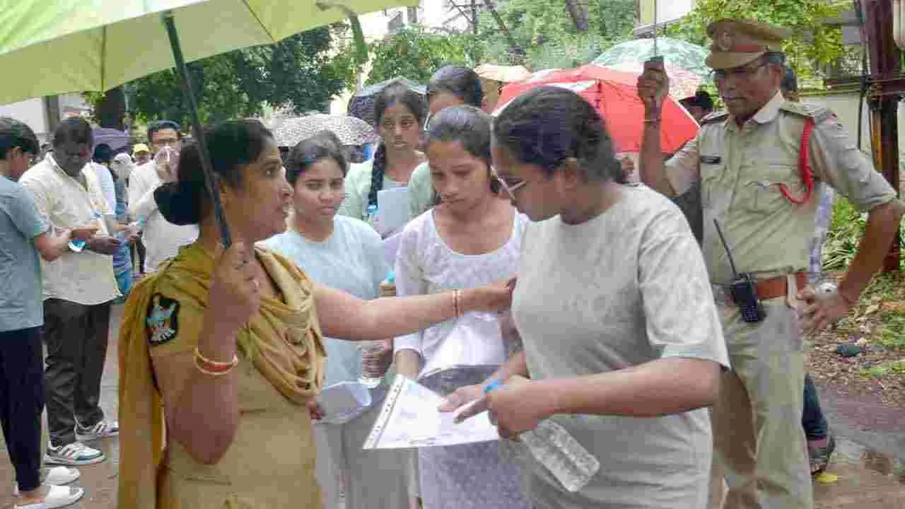 NEET Exam: తెలుగు రాష్ట్రాల్లో ప్రశాంతంగా నీట్.. పరీక్ష కేంద్రాల వద్ద భారీ బందోబస్తు