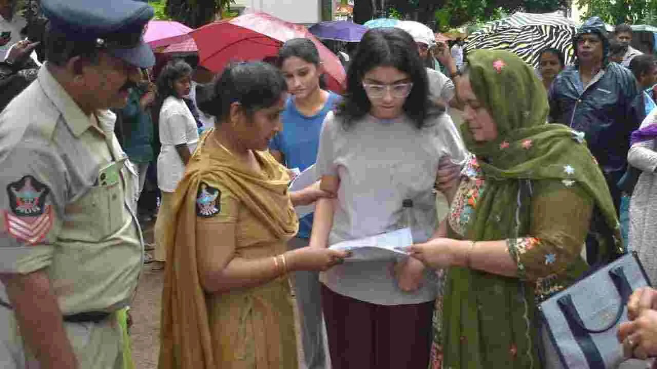 NEET Exam: తెలుగు రాష్ట్రాల్లో ప్రశాంతంగా నీట్.. పరీక్ష కేంద్రాల వద్ద భారీ బందోబస్తు