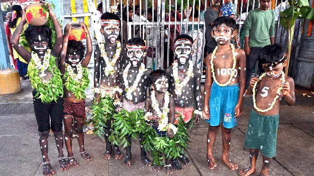 తోటి వేషం వేసి.. గంగమ్మను దర్శించి