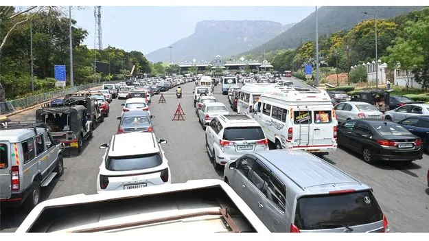 అలిపిరిలో వాహనాల బారులు 